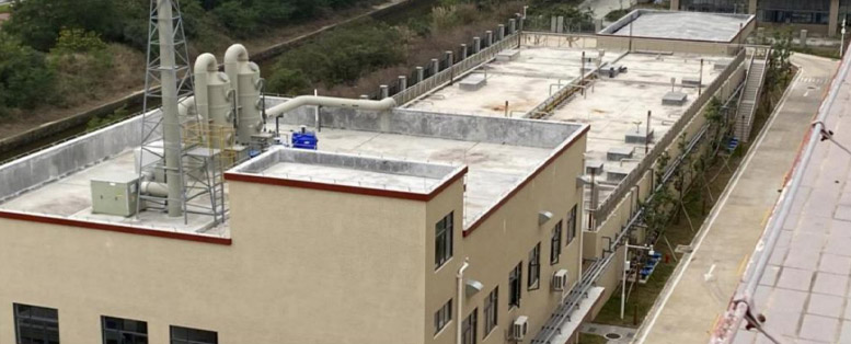 污水處理中心位于珠海國(guó)際健康港南拓區(qū)（金帆科技園）產(chǎn)業(yè)園區(qū)內(nèi)，屬于產(chǎn)業(yè)園配套工程，將為入園的企業(yè)提供污水處理服務(wù)。<br>污水處理中心設(shè)計(jì)處理規(guī)模1000噸/天，占地面積約1500㎡，總投資約2000萬(wàn)元，主要建設(shè)有附屬用房和污水處理水池兩棟建筑及污水處理設(shè)備、污泥處理設(shè)施和廢氣處理系統(tǒng)。負(fù)責(zé)入園企業(yè)生產(chǎn)污水的處理，處理后廢水將通過(guò)專用管道排入“金灣醫(yī)藥園區(qū)工業(yè)污水水質(zhì)凈化廠”處置。污水處理中心采用成熟的“預(yù)處理+生化處理+深度處理”的組合污水處理工藝。四、珠海國(guó)際健康港南拓區(qū)（金帆科技園）污水處理中心概況。